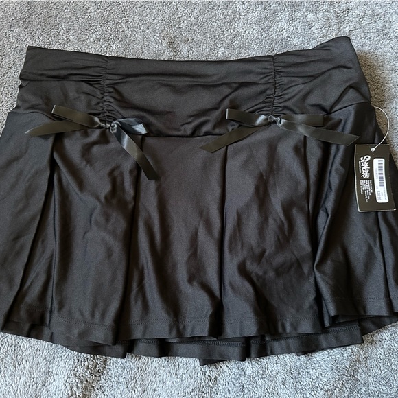 Black mini skirt - Picture 1 of 2